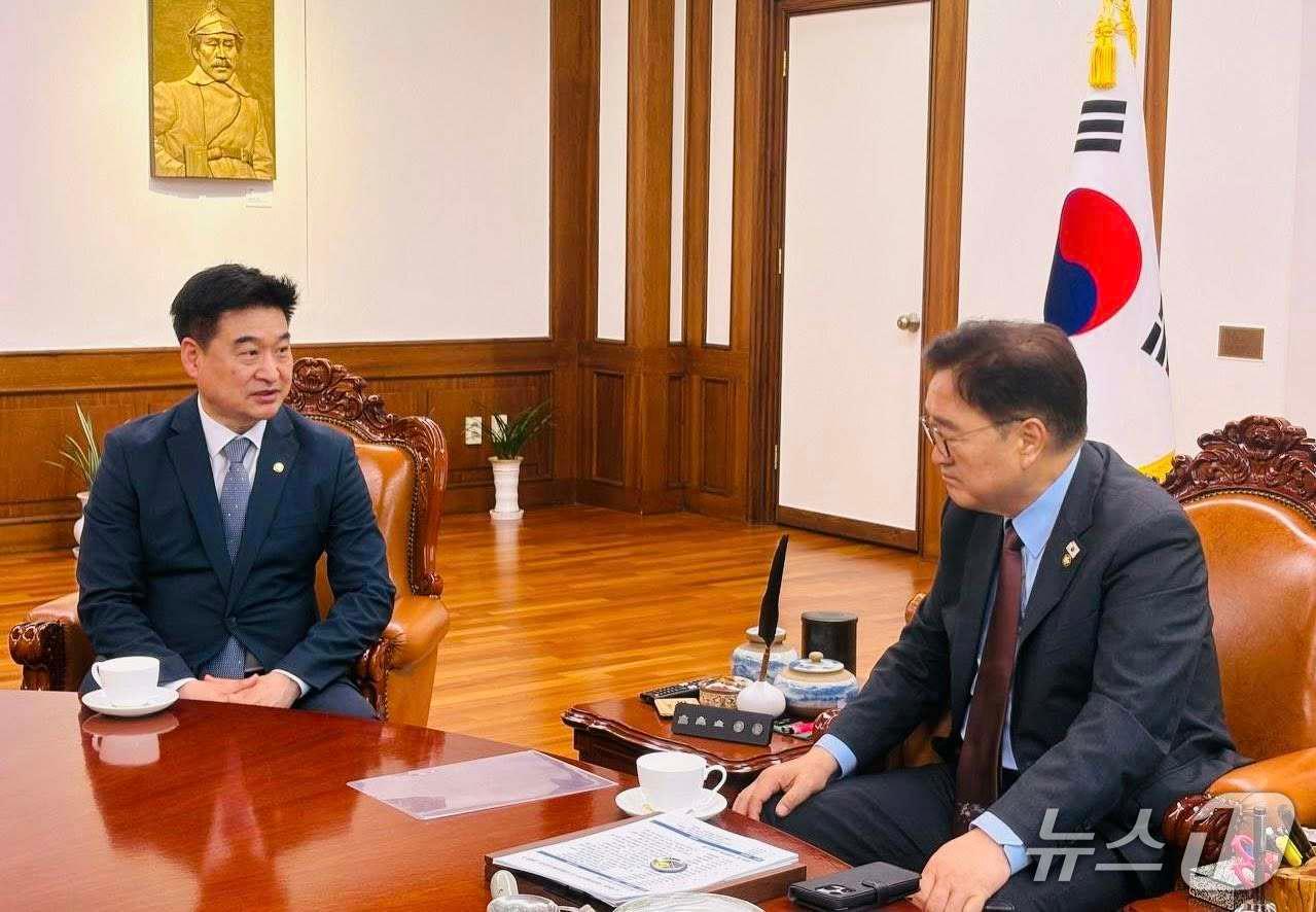 본문 이미지 - 대통령실 대변인이 된 강유정 더불어민주당 비례대표 의원이 사퇴한 자리를 물려받은 최진혁 의원이 지난 11일 우원식 국회의장으로부터 의원활동에 대한 조언을 듣고 있다. (SNS 갈무리) ⓒ 뉴스1