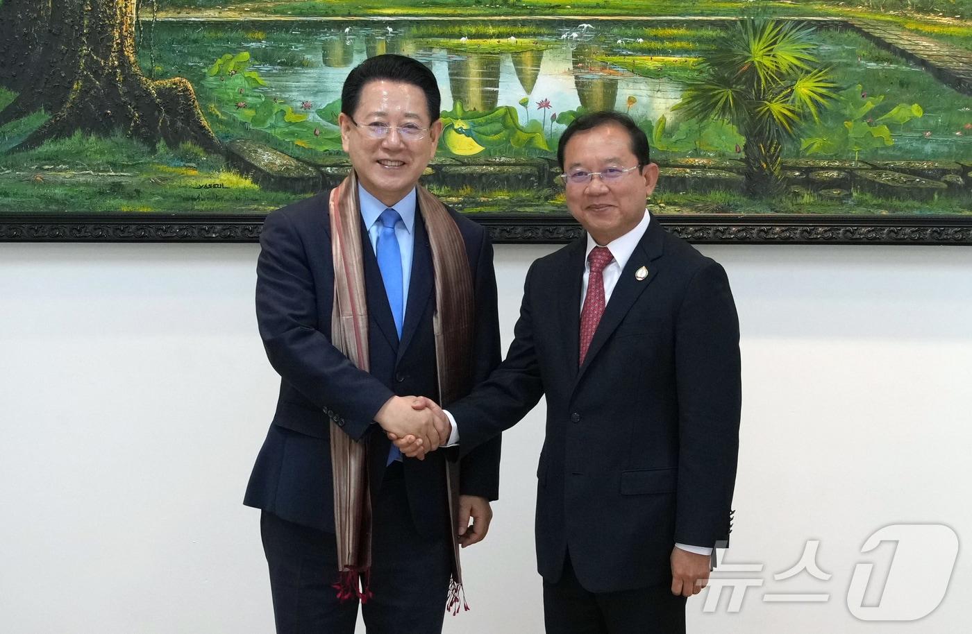 캄보디아를 방문 중인 김영록 전라남도지사가 13일&#40;현지 시간&#41; 프놈펜 MOH 본부에서 열린 ‘전라남도-캄보디아 보건의료 교류 및 협력 고위급 회담’에 참석해 치앙 라 캄보디아 보건부장관과 기념촬영을 하고 있다.&#40;전남도 제공. 재판매 및 DB금지&#41; 2025.6.13/뉴스1 