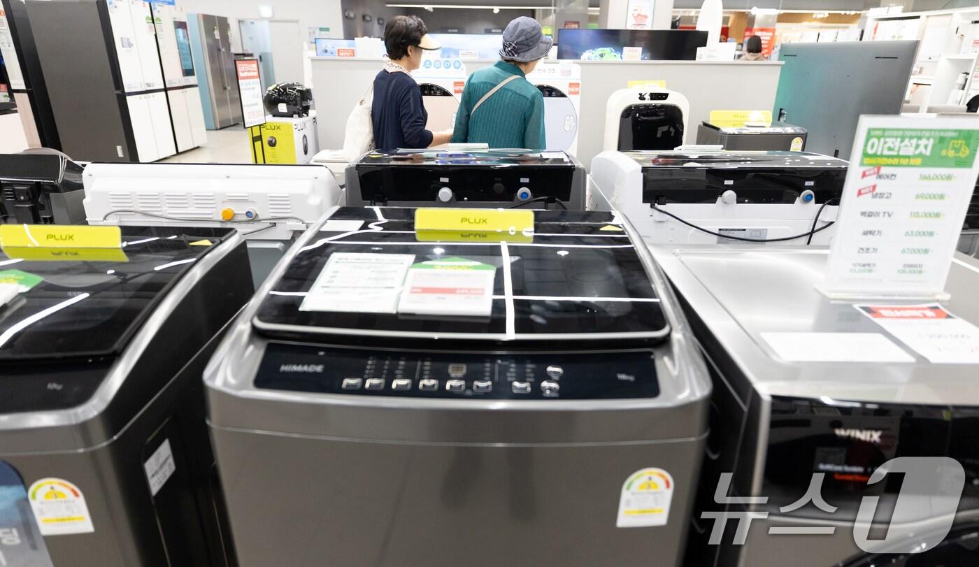 서울 시내의 한 대형 가전매장에 냉장고와 세탁기 등이 진열돼 있다. 2025.6.13/뉴스1 ⓒ News1 이승배 기자