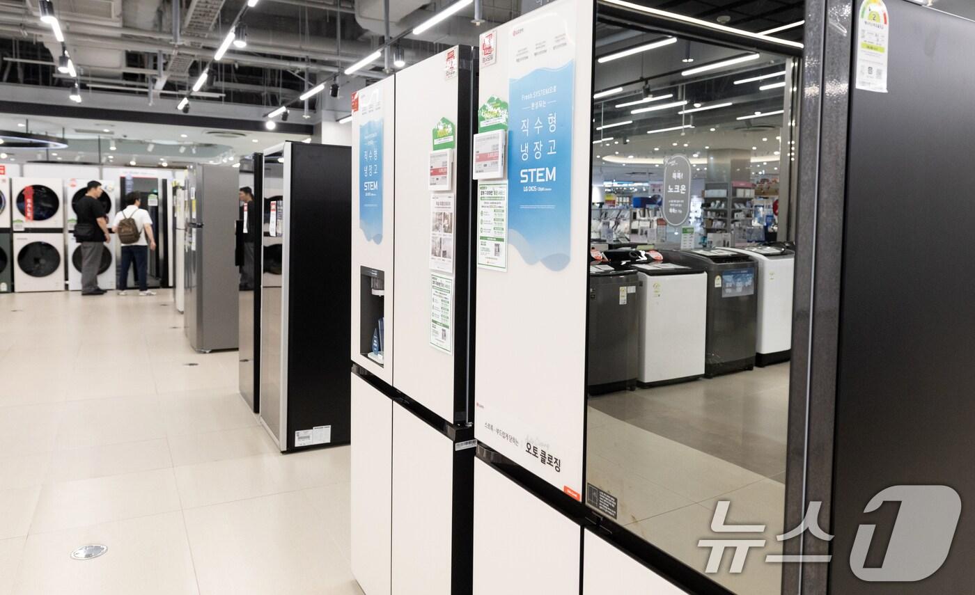  13일 서울 시내의 한 대형 가전매장에 냉장고와 세탁기 등이 진열돼 있다. 2025.6.13/뉴스1 ⓒ News1 이승배 기자