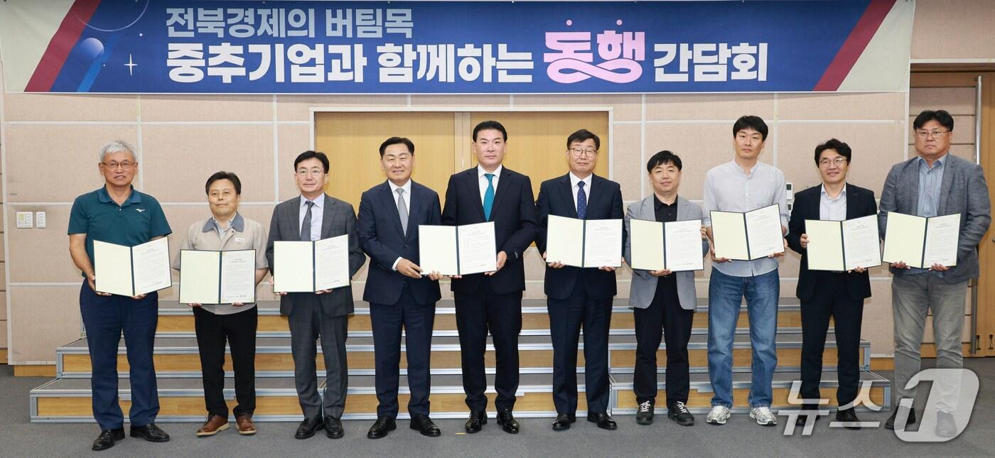 13일 전북도가 ‘중추기업 전담제’ 도입에 앞서 기업인들과 간담회를 갖고 서한을 전달했다.(전북도제공. 재판매 및 DB금지)2026.6.13/뉴스1