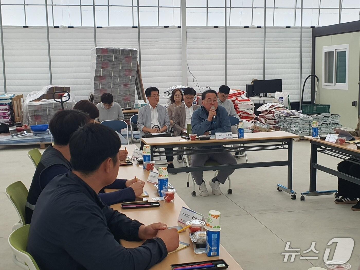 본문 이미지 - 13일 김종훈 경제부지사가 김제시 심포항 인근 새만금 농생명용지 6공구를 찾아 청년 스마트팜 단지 준공을 축하했다.&#40;전북도제공. 재판매 및 DB금지&#41;2025.6.13/뉴스1