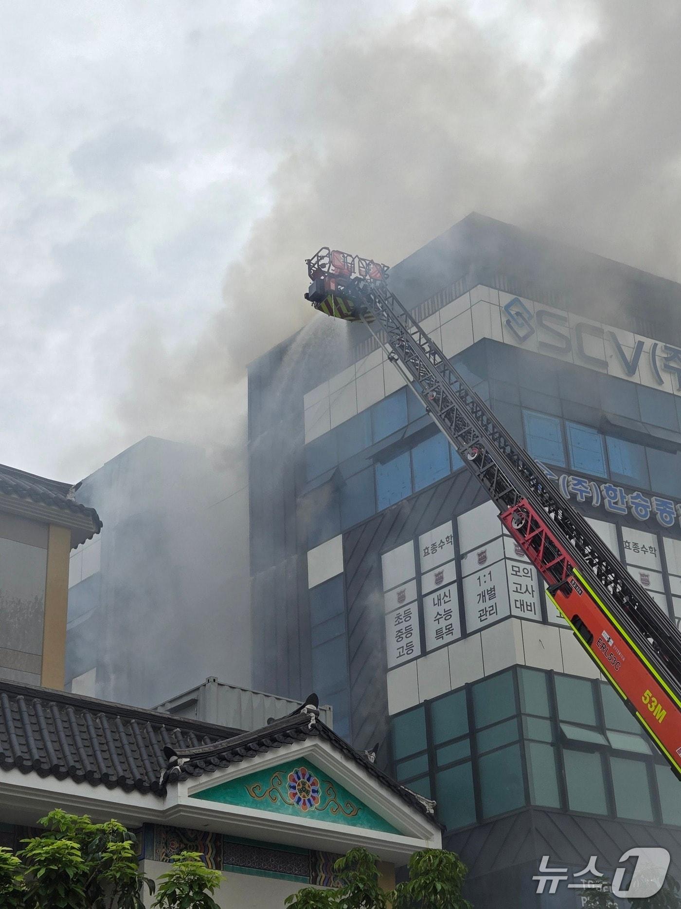 본문 이미지 - 13일 오전 부산 기장군 정관읍 건물 화재 현장.(부산소방재난본부 제공. 재판매 및 DB 금지)