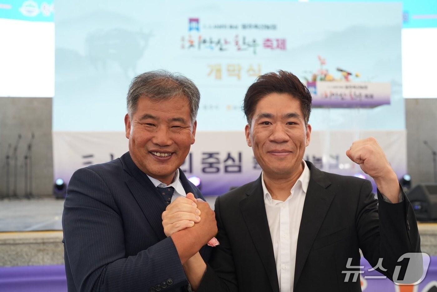 강원 원주시청 공무원노동조합과 원추축협이 13일 원주시 명륜동 댄싱공연장에서 열린 제11회 치악산한우 축제에 참여해 저소득층을 위한 치악산한우 사골곰탕팩을 공동 후원한 가운데, 이날 신동훈 축협 조합장과 문성호 원주시노조 사무국장이 기념 사진을 촬영하고 있다. (원주시청 공무원노동조합 제공. 재판매 및 DB금지) 2025.6.13/뉴스1