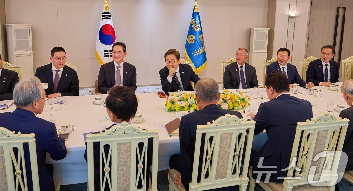 이재명 대통령이 13일 서울 용산구 대통령실에서 열린 6경제단체와 기업인 간담회에서 참석자의 발언을 경청하고 있다. &#40;대통령실 제공. 재판매 및 DB 금지&#41; 2025.6.13/뉴스1 ⓒ News1 허경 기자