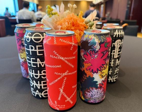 본문 이미지 - 지난달 13일 오후 서울 용산구 그랜드 하얏트 서울 호텔에서 열린 '피스마이너스원 프리미엄 하이볼 론칭 파티-더 시그널(THE SIGNAL)'에 지드래곤이 직접 론칭한 하이볼이 테이블에 놓여 있다. 2025.6.13/뉴스1 ⓒ News1 권현진 기자