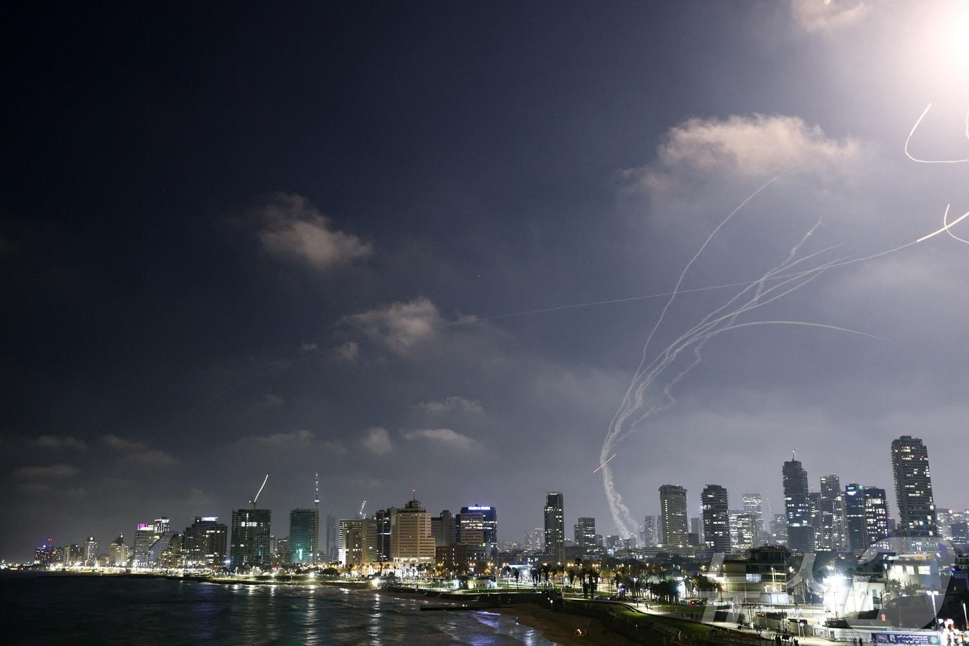 13일(현지시간) 이스라엘 텔아비브 상공에 이란 미사일을 요격하는 섬광이 번쩍이고 있다. 이날 새벽 이스라엘은 사실상 미국의 묵인 하에 이란의 핵시설과 군수뇌부 등 100여 곳을 전투기 200여기를 동원해 선제 타격했고, 이란은 강력한 보복을 선언했다. 2025.06.13 ⓒ 로이터=뉴스1 ⓒ News1 류정민 특파원