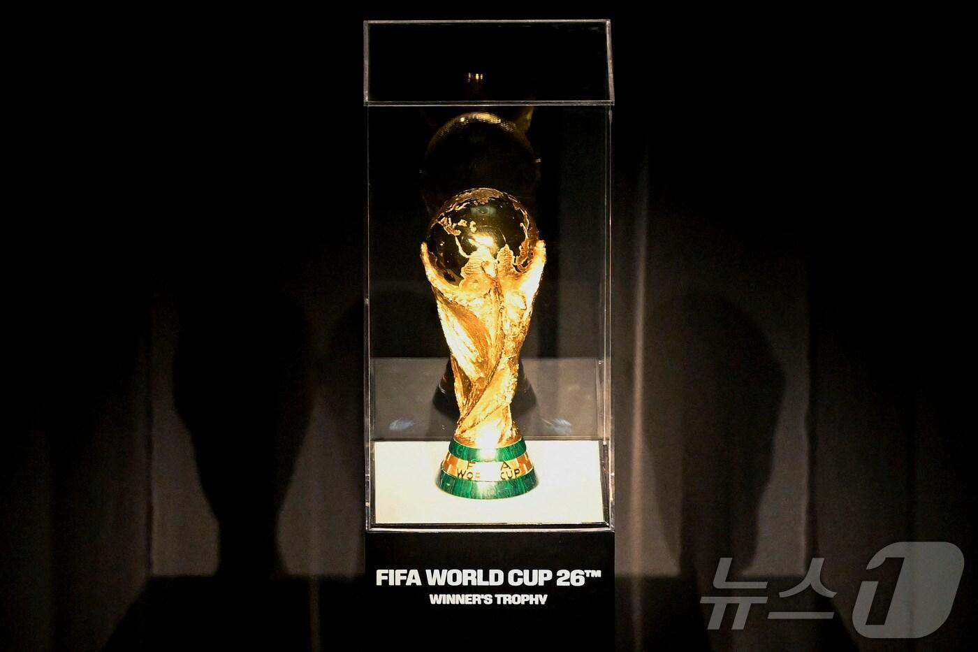 2026 북중미 월드컵의 우승 트로피. ⓒ AFP=뉴스1