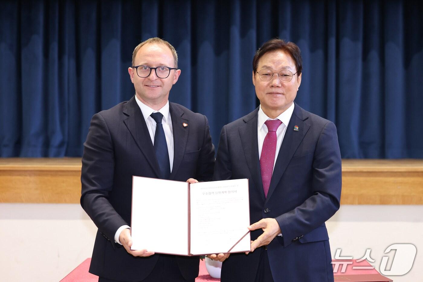 박완주 경남도지사(왼쪽)와 마르친 스퀴에라프스키 폴란드 포모르스키에주 부총리와 교류 협력 강화를 위한 협의서를 체결하고 기념사진을 찍고 있다.(경남도 제공. 재판매 및 DB 금지)