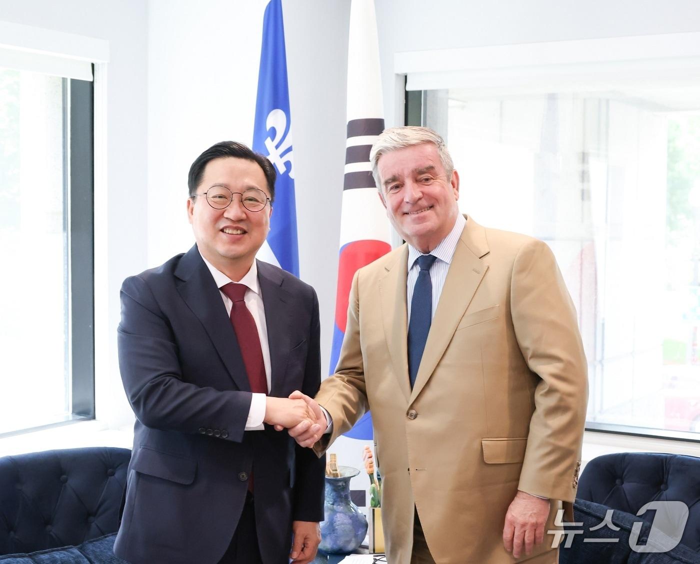 본문 이미지 - 이장우 대전시장(왼쪽)과 알랭 상스 카르티에 퀘벡 대외관계부 차관(대전시 제공) /뉴스1