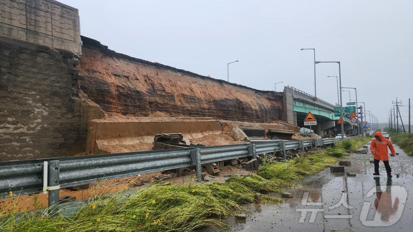 14일 오전 5시 1분께 전북 고창군 해리면 한 교차로 인근 옹벽 일부가 무너진 모습&#40;전북소방 제공. 재판매 및 DB금지&#41; ⓒ News1 장수인 기자