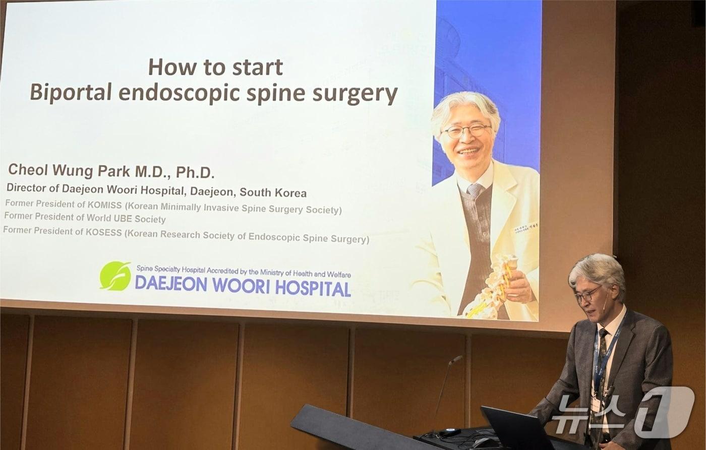 국제 학술대회 '2025 척추내시경 아카데미 기본 교육과정'에서 강연하는 박철웅 대전우리병원 박사(대전우리병원 제공) /뉴스1