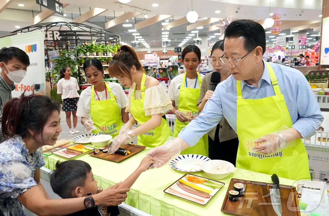 캄보디아를 방문 중인 김영록 전라남도지사가 13일(현지 시간) 프놈펜 이온몰 센 쏙 시티에서 열린 ‘전남 K-푸드 판촉전 in 캄보디아’행사에 참석, 현지 인기 인플루언서 ‘렝(Leng)’과 함께 김밥과 미역국을 직접 만들어 현지인들에게 소개하고 있다.(전남도 제공. 재판매 및 DB금지) 2025.6.14/뉴스1