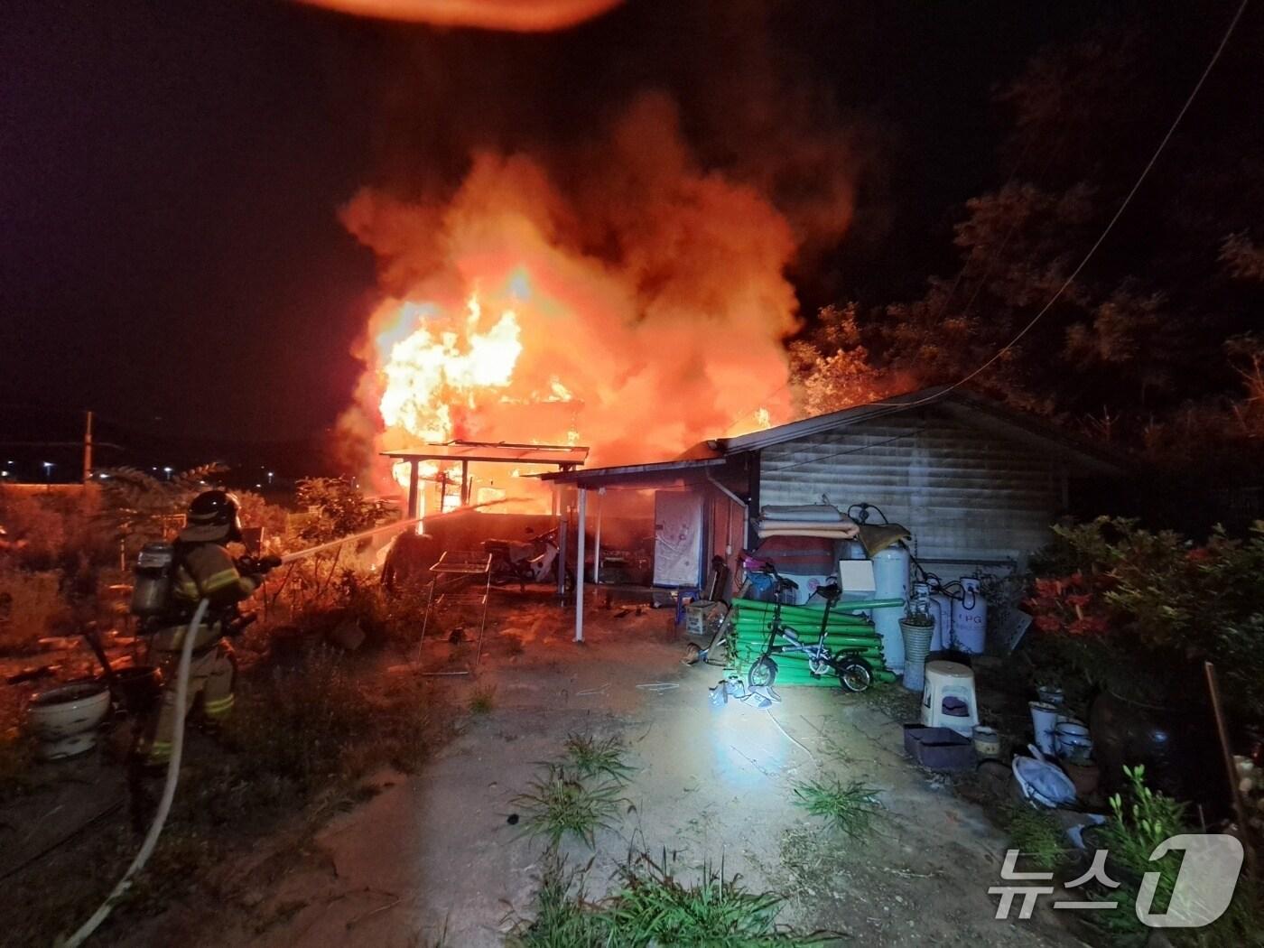본문 이미지 - 단독주택 화재 현장.(경기도북부소방재난본부 제공, 재판매 및 DB 금)