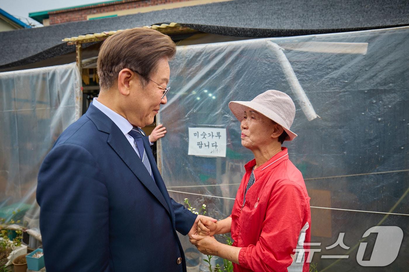 이재명 대통령이 지난 13일 경기도 연천군 청산면 궁평리에서 주민과 인사를 나누고 있다. &#40;이재명 대통령 SNS. 재판매 및 DB 금지&#41; 2025.6.14/뉴스1 ⓒ News1 박지혜 기자