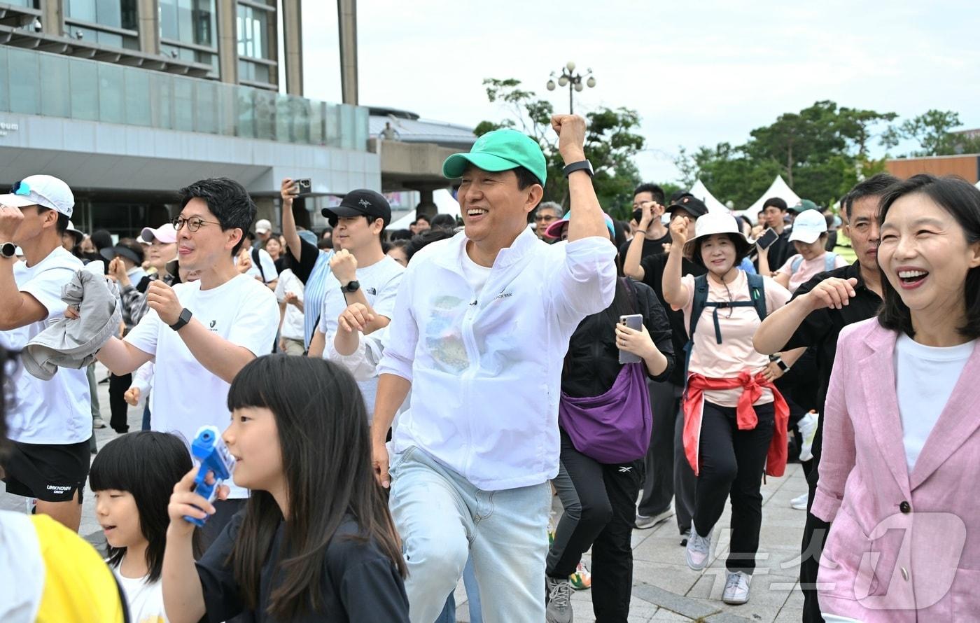 오세훈 서울시장이 14일 서울 남산 둘레길에서 열린 '손목닥터9988 200만 돌파 기념행사'에서 걷기&기부챌린지 출발선에서 시민들과 함께 인사를 하고 있다. (서울시 제공. 재판매 및 DB금지) 2025.6.14/뉴스1