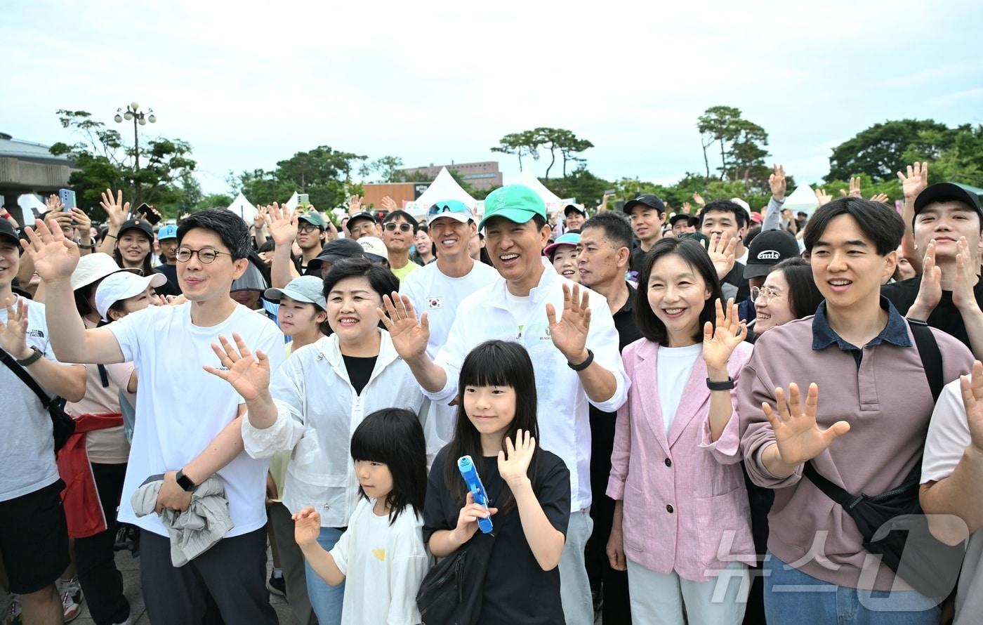 오세훈 서울시장이 14일 서울 남산 둘레길에서 열린 &#39;손목닥터9988 200만 돌파 기념행사&#39;에서 걷기&기부챌린지 출발선에서 시민들과 함께 인사를 하고 있다. &#40;서울시 제공. 재판매 및 DB금지&#41; 2025.6.14/뉴스1
