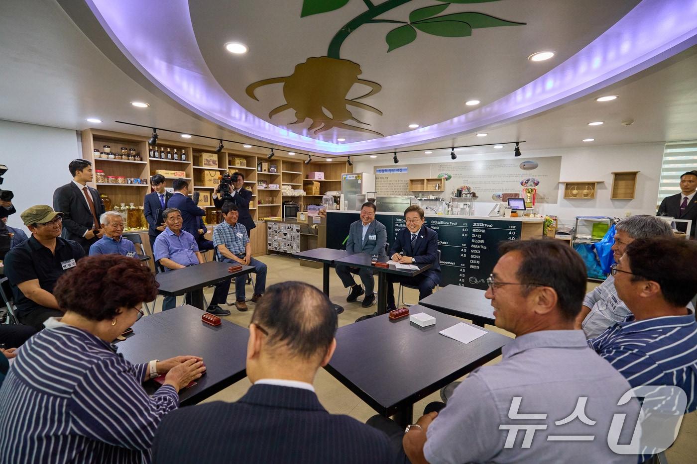 이재명 대통령이 지난 6월 경기도 파주시 장단면 행정복지센터에서 접경지 주민들과 간담회를 하고 있다. (이재명 대통령 SNS. 재판매 및 DB 금지) 2025.6.14/뉴스1 ⓒ News1 박지혜 기자