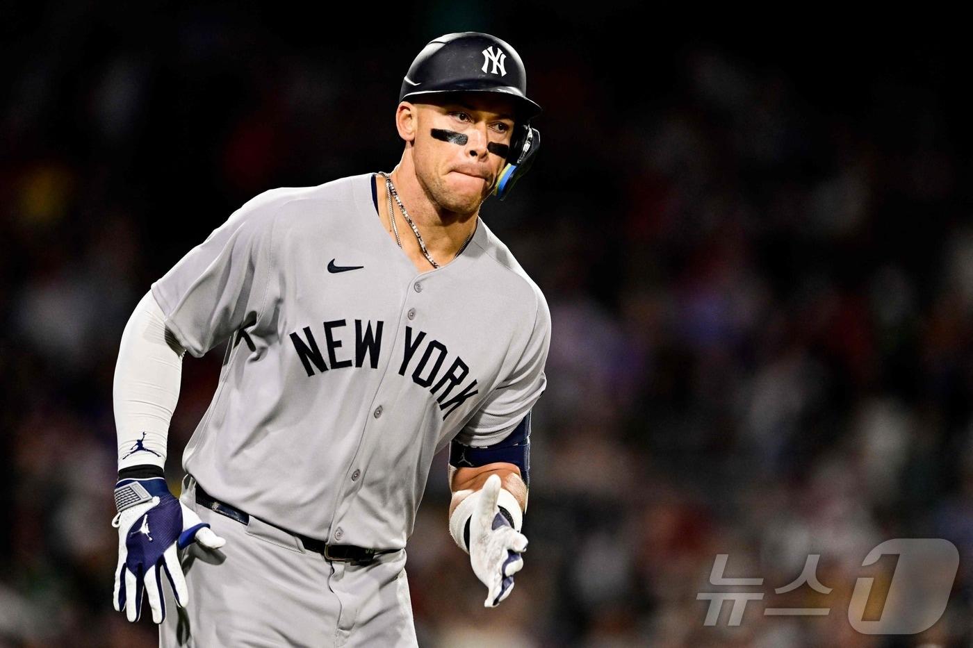 애런 저지(뉴욕 양키스)가 14일(한국시간) 열린 보스턴 레드삭스와의 경기에서 9회 극적인 동점 솔로홈런을 때린 뒤 그라운드를 돌고 있다. ⓒ AFP=뉴스1