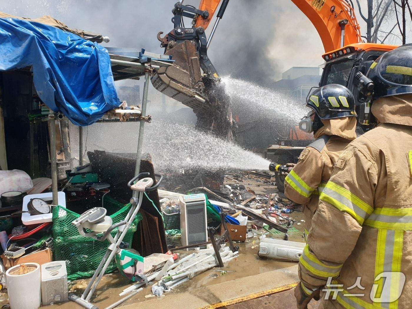 본문 이미지 - 진화작업을 벌이고 있는 소방대원들.&#40;경기도북부소방재난본부 제공, 재판매 및 DB 금지&#41;