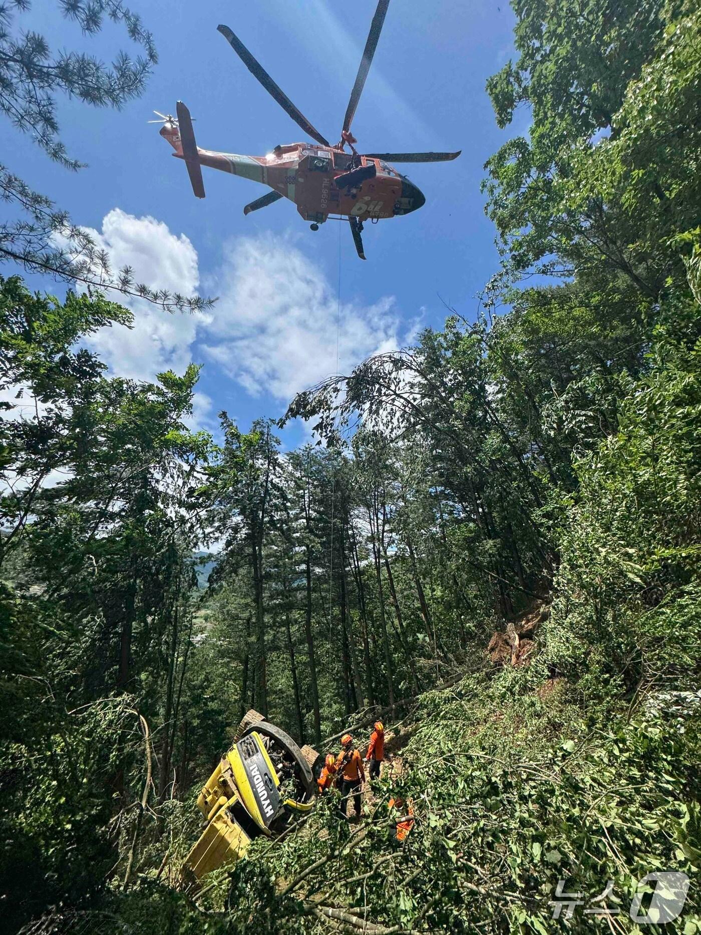 본문 이미지 - 14일 오전 11시 18분쯤 강원 횡성군 강림면 강림리 소재 한 산에서 작업 중이던 포클레인이 인근 계곡 아래로 추락하는 사고가 발생했다. &#40;강원특별자치도소방본부 제공. 재판매 및 DB금지&#41; 2025.6.14/뉴스1