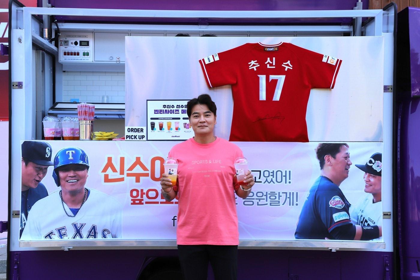 추신수 SSG 랜더스 구단주 보좌역 겸 육성총괄이 14일 &#39;절친&#39; 이대호에게 받은 커피차 선물 앞에서 기념사진을 촬영하고 있다. &#40;SSG 랜더스 제공&#41;