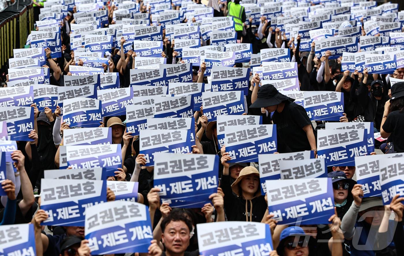 본문 이미지 - 14일 서울 종로구 정부서울청사 인근에서 열린 '제주교사 추모 교권보호 대책 요구 전국 교원 집회'에서 참석자들이 제주교사 순직 인정과 교권 보호를 촉구하고 있다. 2025.6.14 ⓒ 뉴스1 김도우 기자