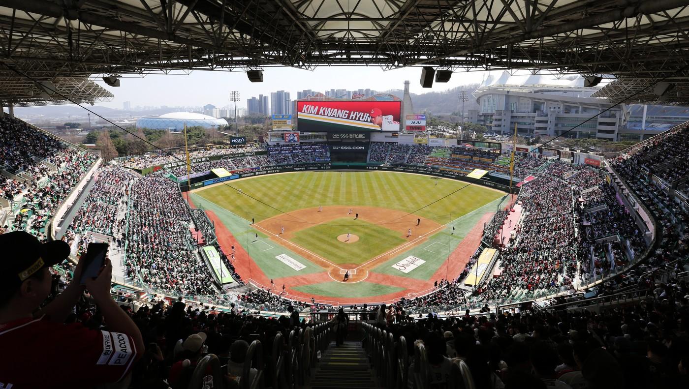 SSG 랜더스가 14일 단일 시즌 팀 최다 매진 신기록을 세웠다. &#40;SSG 랜더스 제공&#41;