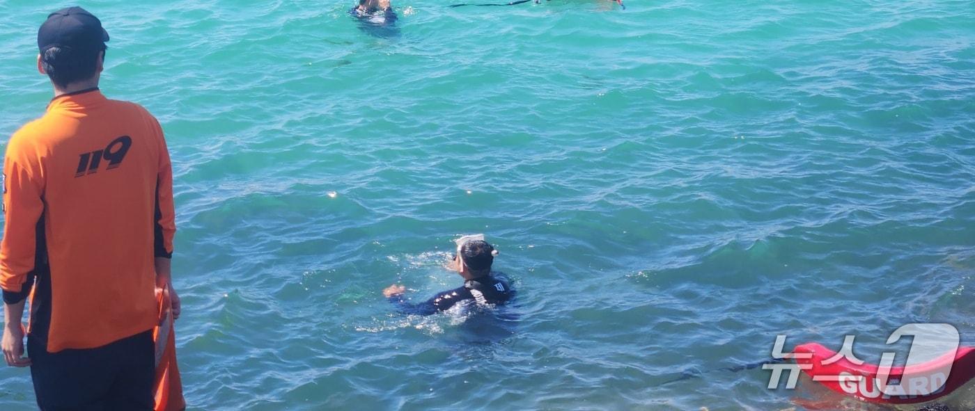14일 오후 제주 함덕해수욕장에서 소방과 해경 등이 10대 A 군 구조 작업을 하고 있다.(제주소방안전본부 제공. 재판매 및 DB 금지)