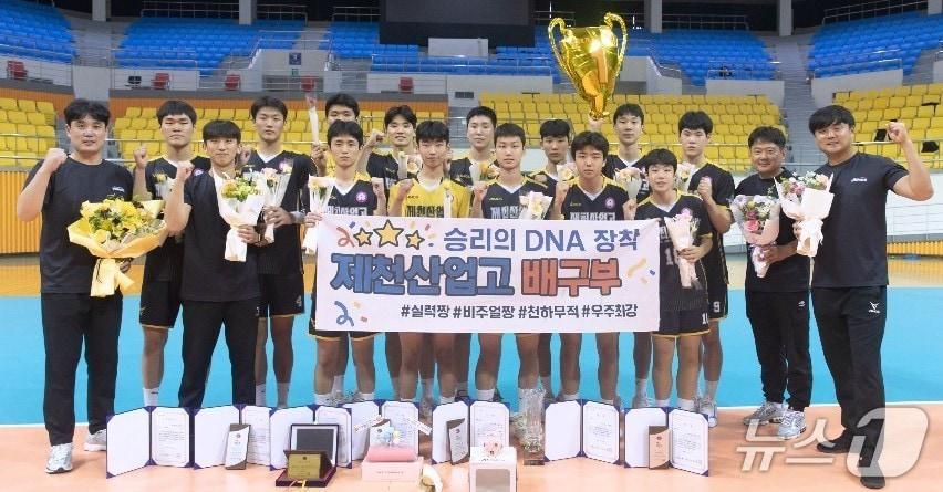 본문 이미지 - 제천산업고 배구부가 지난 13일 전북 익산 팔봉실내체육관에서 열린 2025 익산보석배 전국 중·고 배구대회 18세 이하 남자부 결승에서 남성고(전북)를 세트스코어 3대 0으로 가볍게 누르고 우승했다.(충북체육회 제공. 재판매 및 DB금지)/뉴스1 