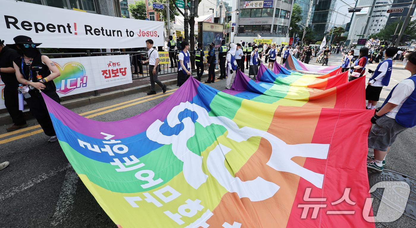 본문 이미지 - 14일 서울 중구 명동성당 인근에서 '2025 제26회 서울퀴어퍼레이드'에서 참가자들이 행진하고 있다. 2025.6.14 ⓒ 뉴스1 장수영 기자