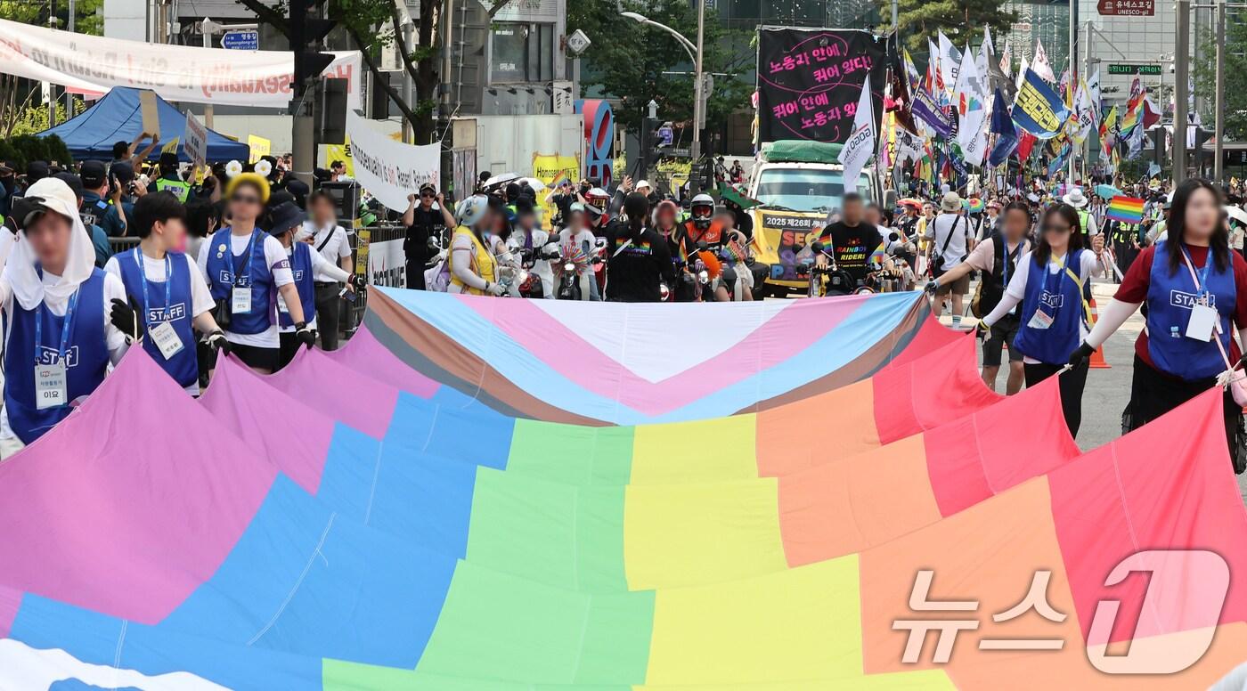 14일 서울 중구 명동성당 인근에서 &#39;2025 제26회 서울퀴어퍼레이드&#39;에서 참가자들이 행진하고 있다. 2025.6.14/뉴스1 ⓒ News1 장수영 기자