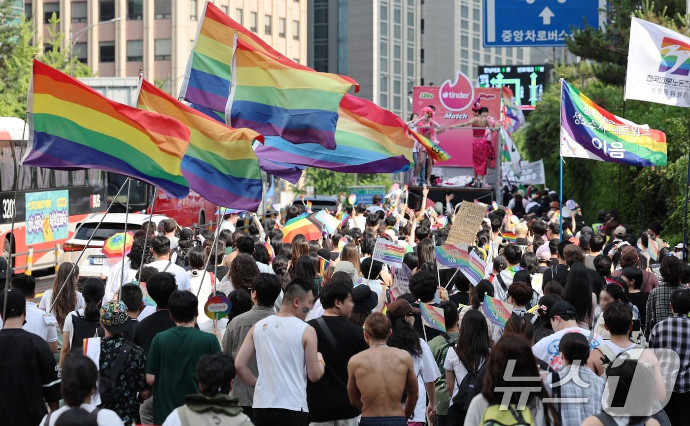 본문 이미지 - 14일 서울 중구 명동성당 인근에서 '2025 제26회 서울퀴어퍼레이드'에서 참가자들이 행진하고 있다. 2025.6.14 ⓒ 뉴스1 장수영 기자