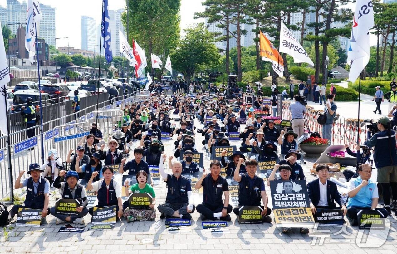 본문 이미지 - 태안화력 고 김충현 비정규직 노동자 사망사고 대책위원회가 14일 오후 서울 용산구 전쟁기념관 앞에서 김충현 노동자 추모문화제를 열고 정부에 진상규명과 책임자 처벌을 촉구하고 있다. (공공운수노조 제공)