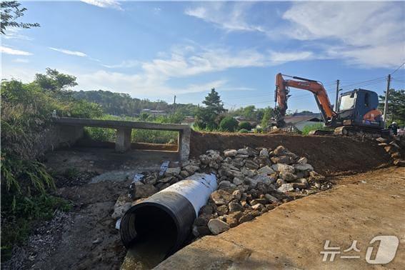 본문 이미지 - 한국농어촌공사 전북지역본부는 집중호우&#40;114㎜&#41;로 발생한 충량저수지&#40;군산시 개정면 위치&#41; 제방 유실 사고를 신속히 대응했다.&#40;공사제공, 재판매 및 DB금지&#41;2025.6.14/뉴스1