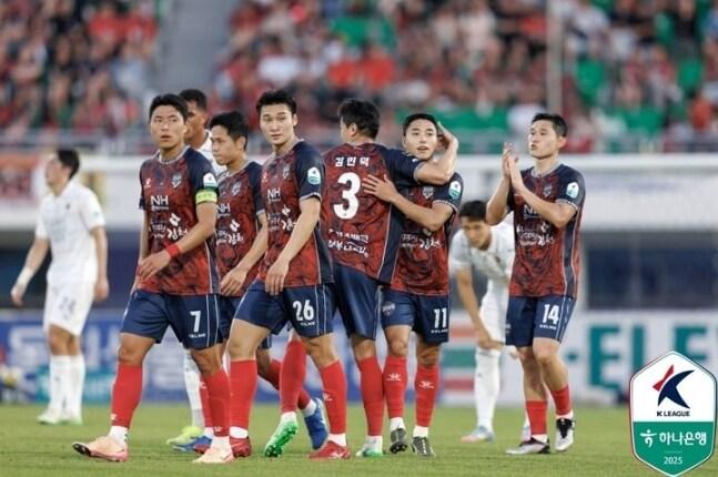 본문 이미지 - 김천 상무의 이동준이 14일 열린 포항 스틸러스와의 경기에서 결승골을 뽑은 뒤 기뻐하고 있다. (한국프로축구연맹 제공)