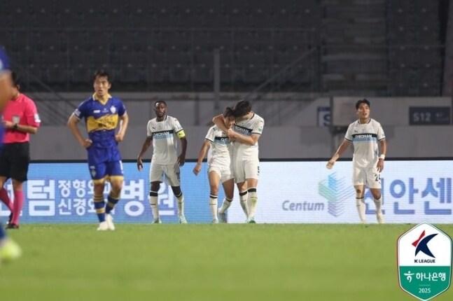 본문 이미지 - K리그2 천안시티가 충남아산을 상대로 13경기 만에 승리를 거뒀다. (한국프로축구연맹 제공)