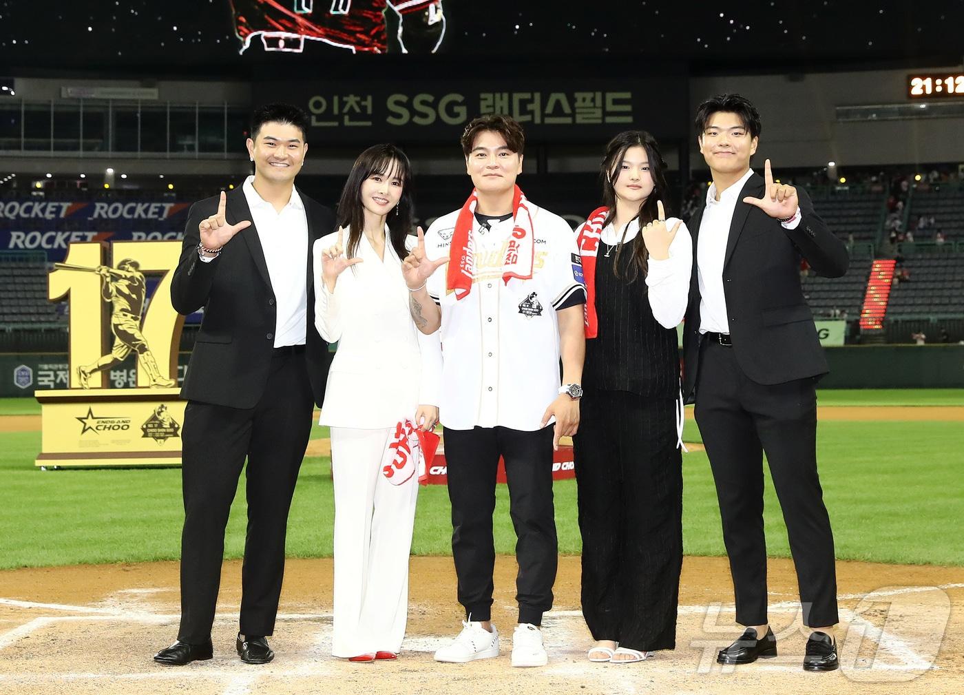 본문 이미지 - 추신수 SSG 랜더스 구단주 보좌역 겸 육성총괄이 14일 인천 SSG랜더스필드에서 열린 자신의 은퇴식에서 아내 하원미, 딸 추소희, 아들 추무빈·추건우와 기념촬영을 하고 있다. (SSG랜더스 제공. 재판매 및 DB금지) 2025.6.14 ⓒ 뉴스1