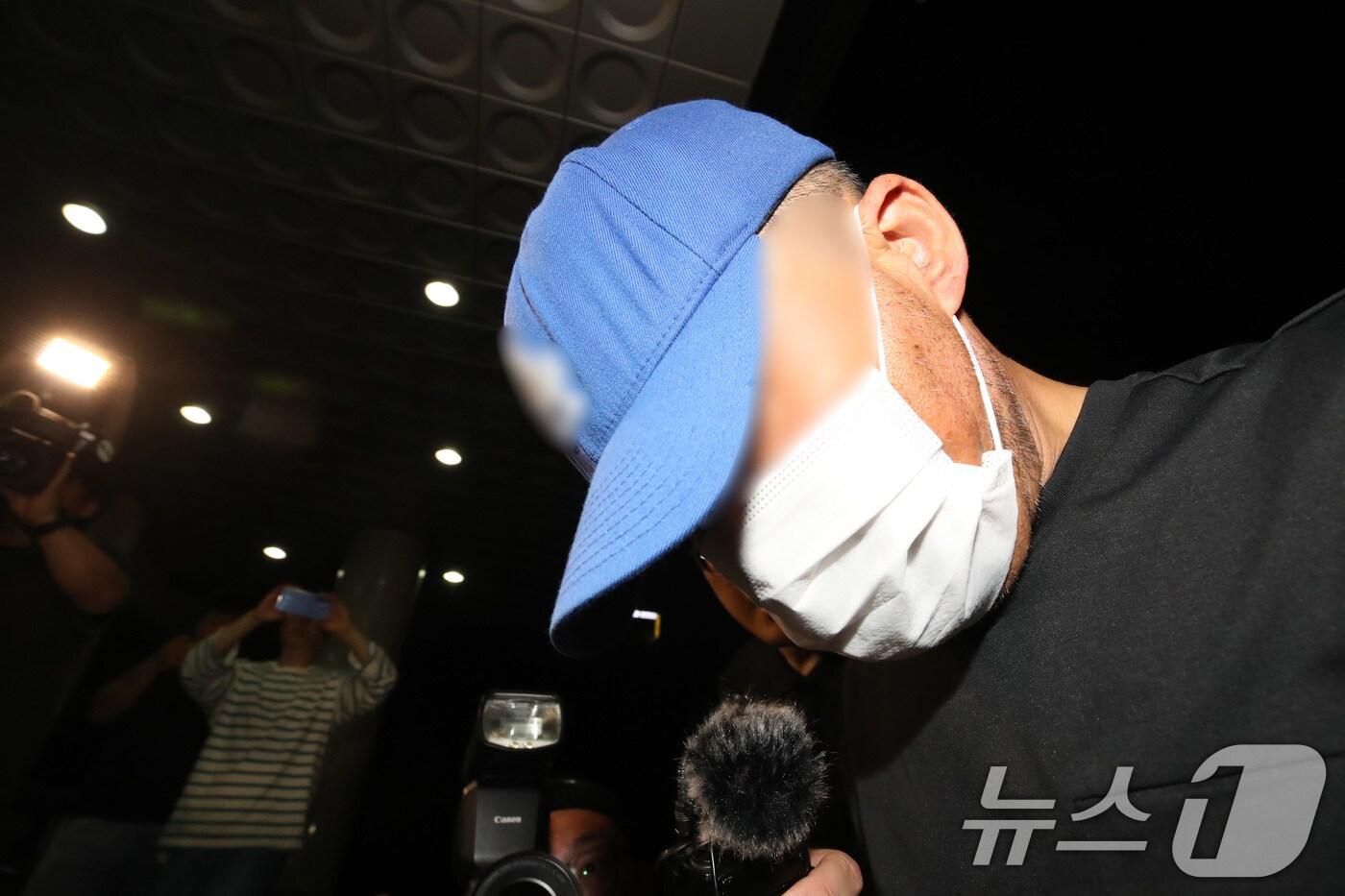 대구에서 스토킹 해오던 여성을 살해한 피의자 A씨가 15일 오전 대구성서경찰서로 압송되고 있다. 2025.6.15/뉴스1 ⓒ News1 공정식 기자