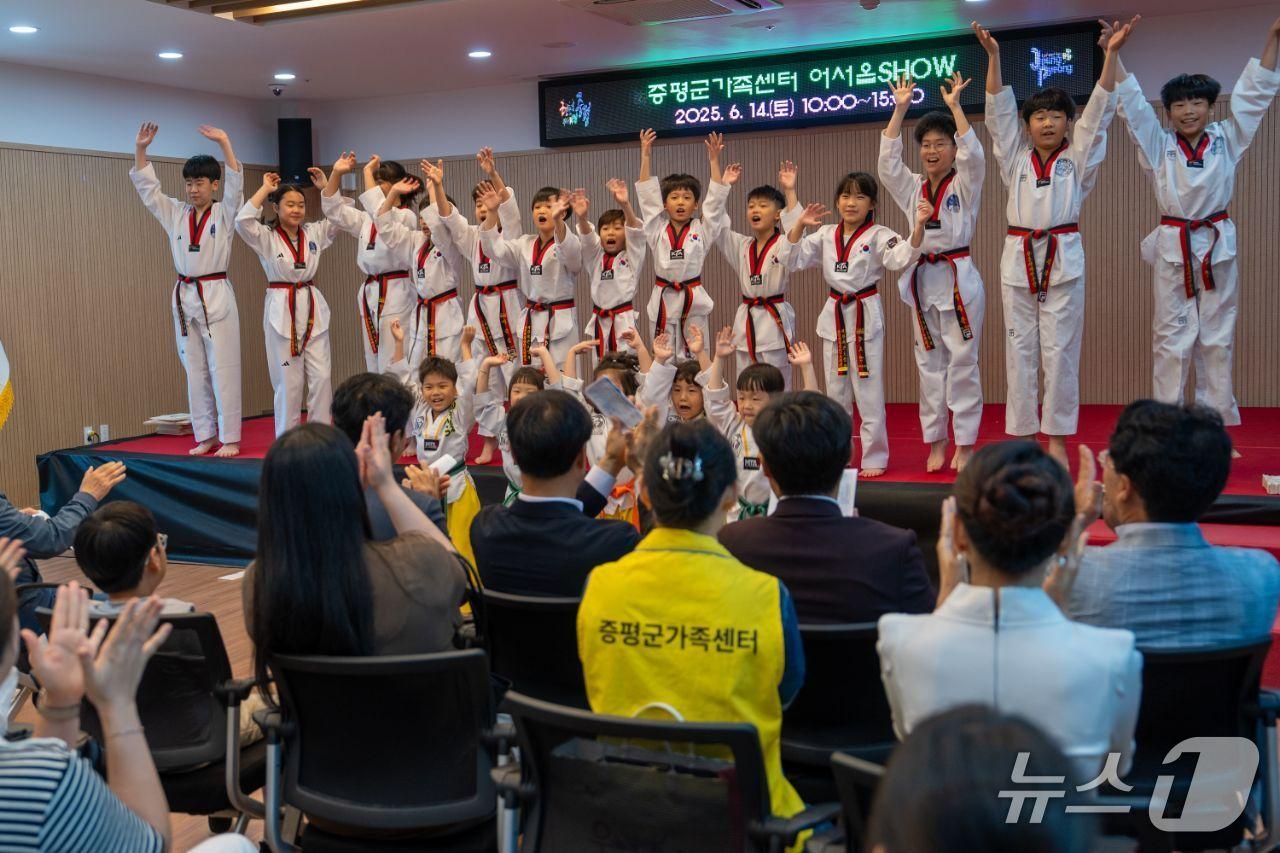 본문 이미지 - 지난 14일 증평군 가족센터에서 열린 행사에서 증평지역 유일 태권도시범단 '화랑MTA'가 퍼포먼스를 선보이고 있다.(증평군 제공, 재판매 및 DB금지)/뉴스1