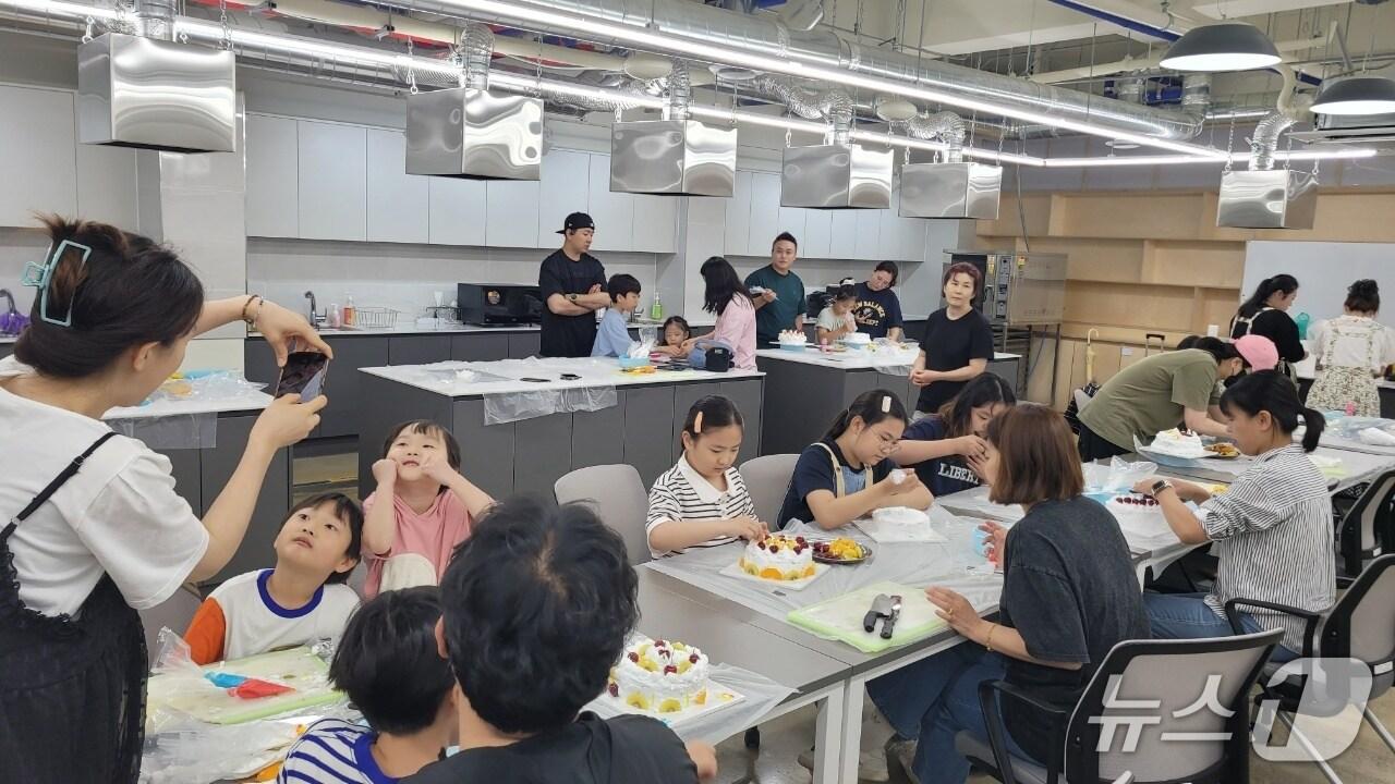 본문 이미지 - 괴산증평교육지원청은 지난 14일 증평 34플러스센터 공유 부엌에서 학생 가족을 대상으로 '맛있는 가족 레시피' 가족 관계 형성 프로그램을 운영했다.(괴산증평교육지원청 제공, 재판매 및 DB금지)/뉴스1