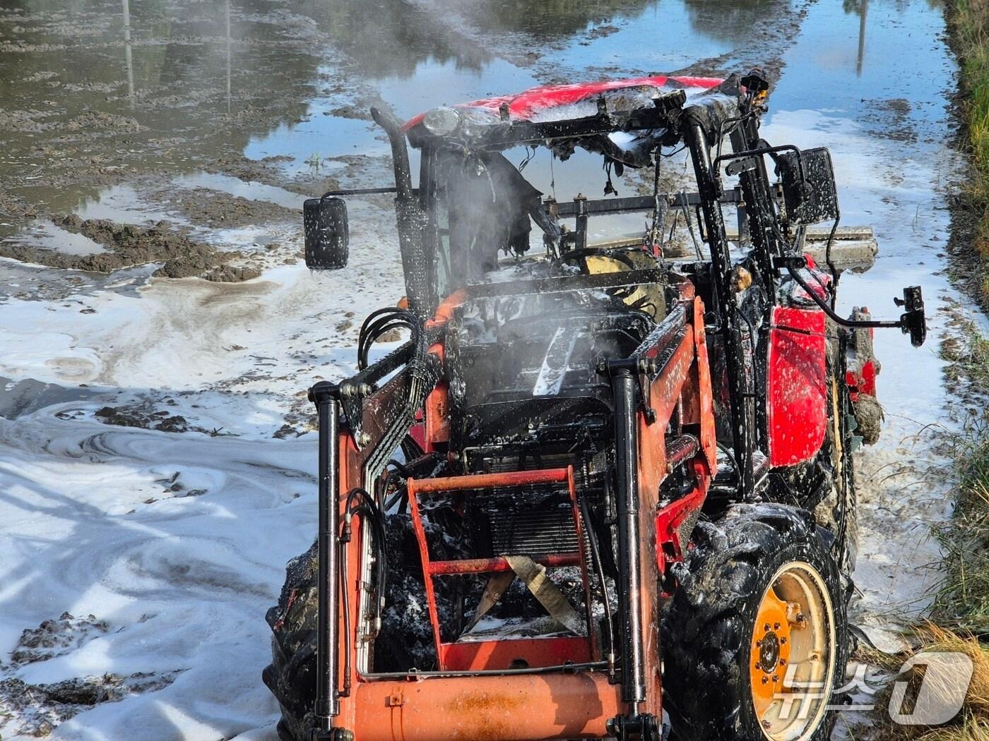 본문 이미지 - 부여 내산면 운치리 트랙터 화재 현장. (부여소방서 제공, 재판매 및 DB 금지) / 뉴스1 