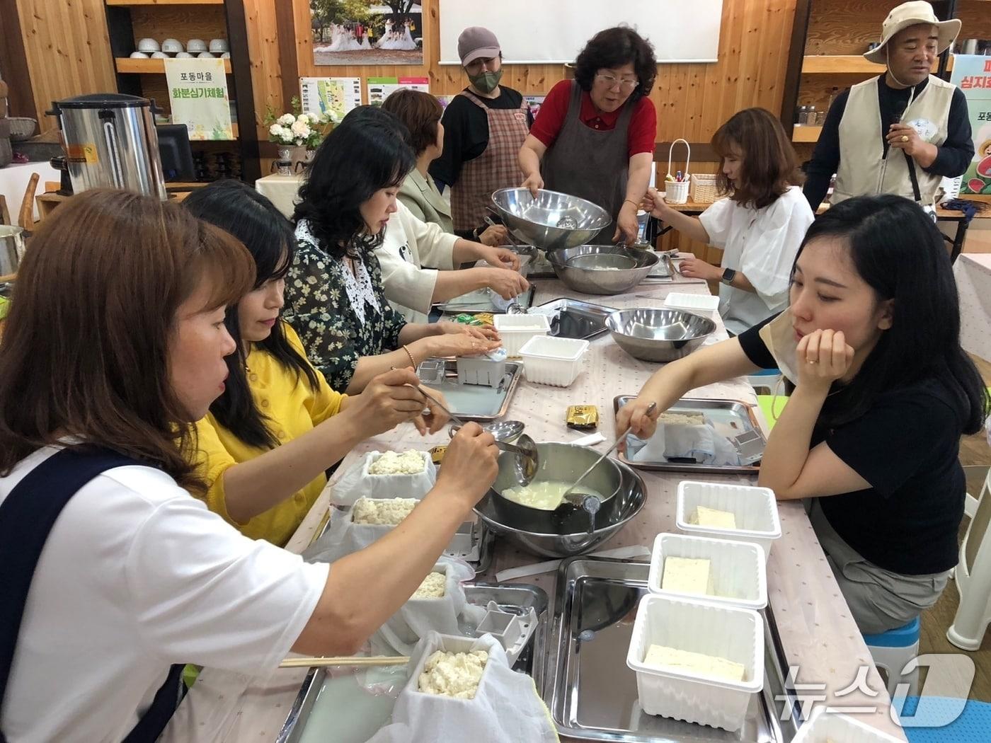 본문 이미지 - 전북 진안군 농촌체험마을에서 교사들이 팸투어를 하고 있다.&#40;진안군제공. 재판매 및 DB금지&#41;2025.6.15/뉴스1