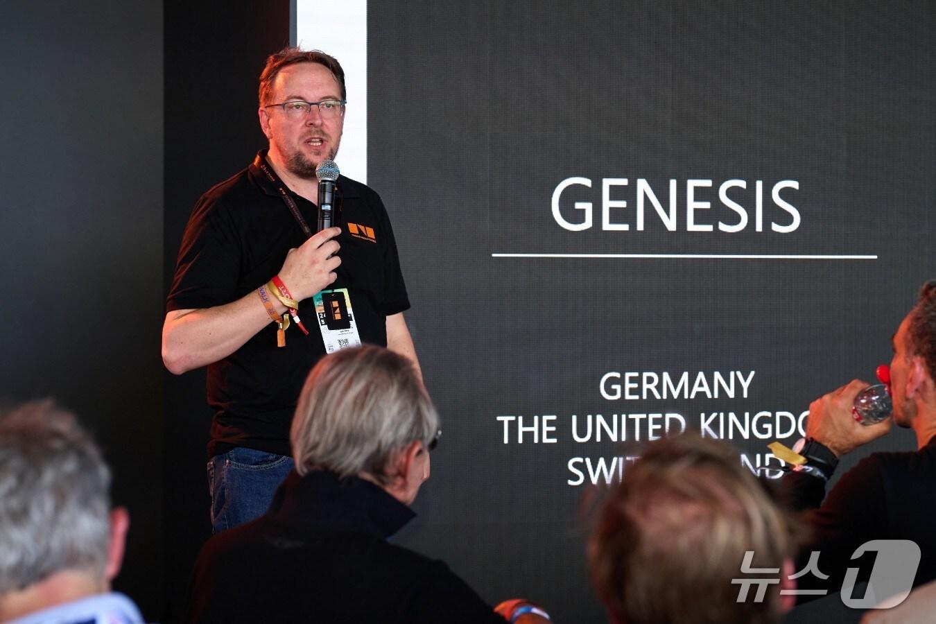 본문 이미지 - 13일(현지시간) 프랑스 르망에서 열린 르망 24시(24 Hours of Le Mans) 행사장 내 제네시스 부스에서 자비에르 마르티넷 현대차 유럽권역본부장 겸 제네시스 유럽법인장이 발표하고 있는 모습. (제네시스 제공) 