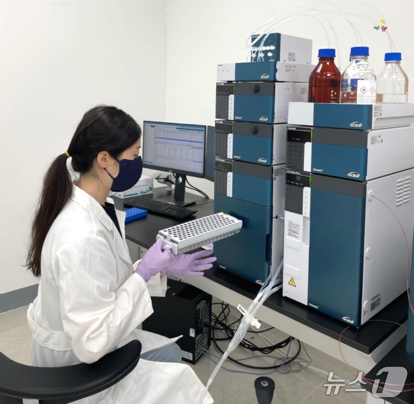 본문 이미지 -  옥천군 농산물안전분석실 잔류농약 검사 장면 &#40;옥천군 제공. 재판매 및 DB금지&#41; /뉴스1