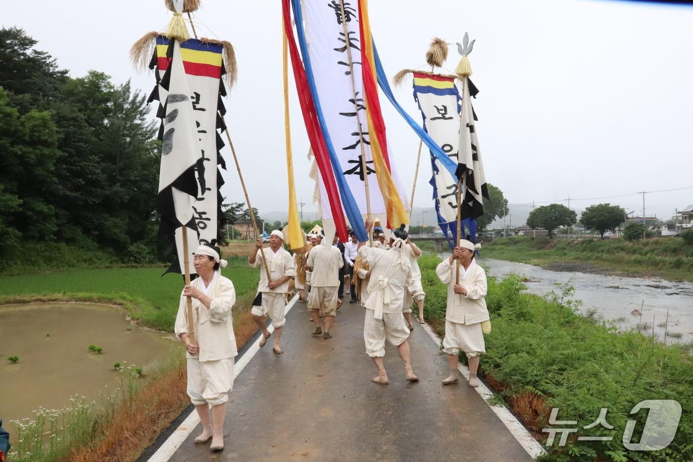  충북 보은군 장안면 전통민속보존회가 150년 전통 노동요를 재연하고 있다. &#40;보은군 제공.재팬매 및 DB금지&#41; /뉴스1 