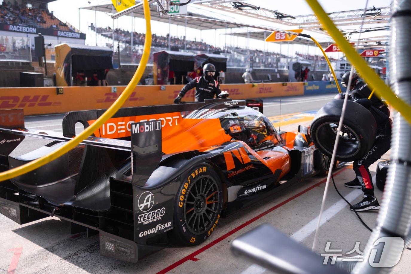 본문 이미지 -  르망 24시 LMP2 클래스에 참가한 제네시스 마그마 레이싱-IDEC 스포츠&#40;IDEC Sport&#41; #18 차량의 모습.&#40;제네시스 제공&#41;