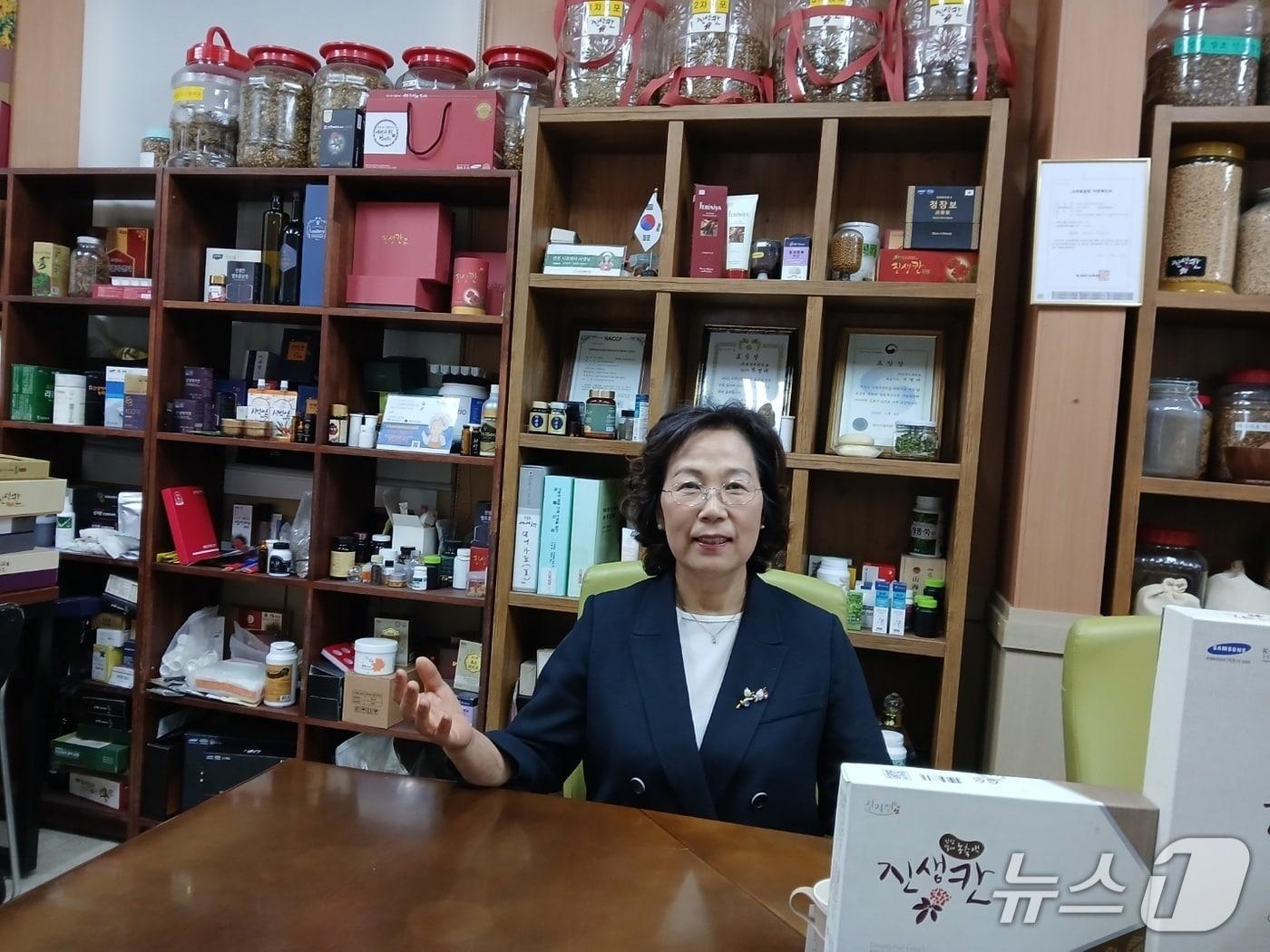 본문 이미지 - 국내산 인삼 열매로 건강식품을 만들고 있는 박명애 ㈜한국지네틱바이오팜 대표이사는 뉴스1과의 인터뷰에서 “국민 건강을 지키는데 최선을 다하겠다”는 각오를 밝혔다.2025.6.15/뉴스1 ⓒ News1 송용환 기자