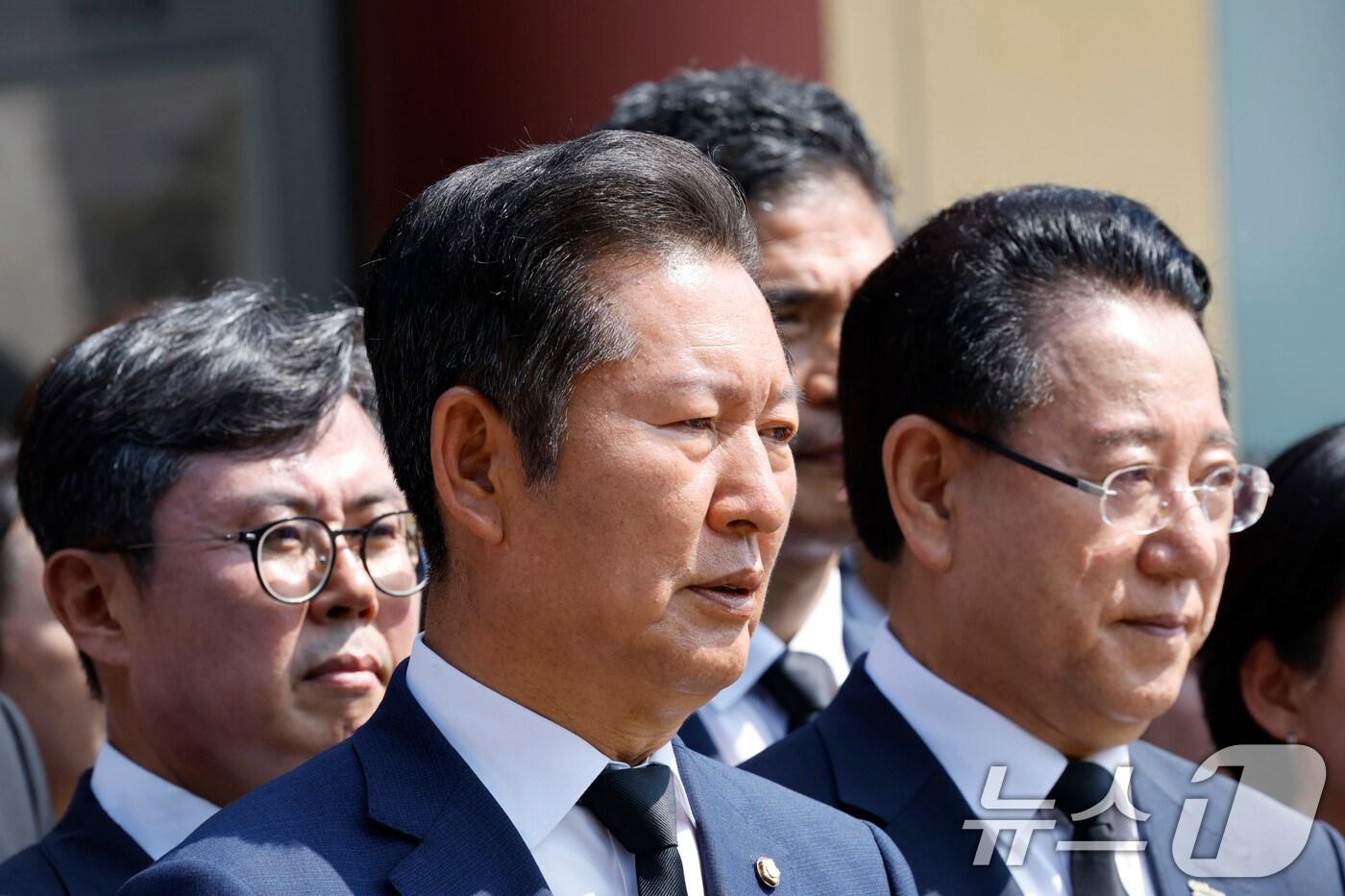 정청래 더불어민주당 의원이 15일 이재명 대통령 당선 국민감사투어로 광주시 북구 국립5.18민주묘역을 찾아 강기정 광주시장, 김영록 전남지사, 이개호 국회의원등과 함께 참배한 후 발언하고 있다. 2025.6.15/뉴스1 ⓒ News1 김태성 기자