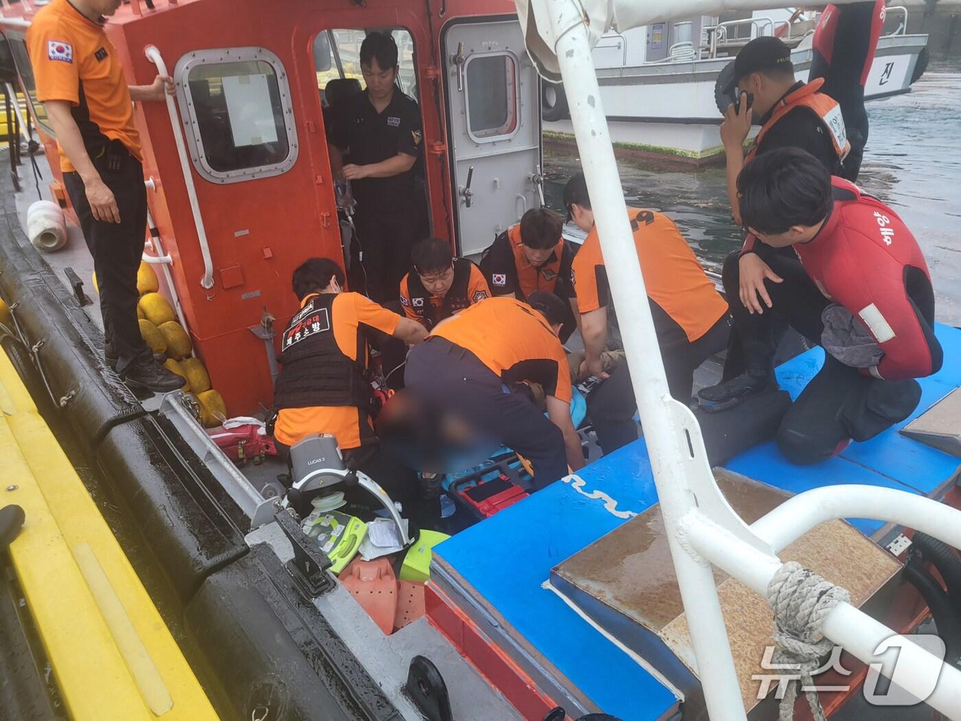 본문 이미지 - 소방대원들이 15일 오전 서귀포시 새섬에서 물에 빠진 60대 남성을 구조해 응급처치를 하고 있다.&#40;제주소방안전본부 제공. 재판매 및 DB 금지&#41;